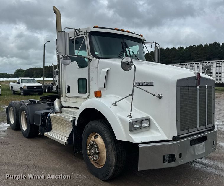 image for item DW1957 2013 Kenworth T800 semi truck