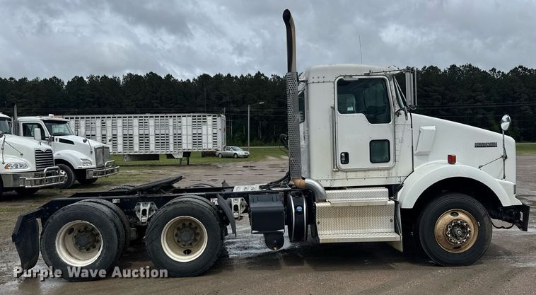image for item DW1957 2013 Kenworth T800 semi truck