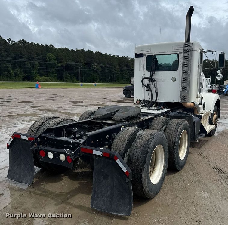 image for item DW1957 2013 Kenworth T800 semi truck