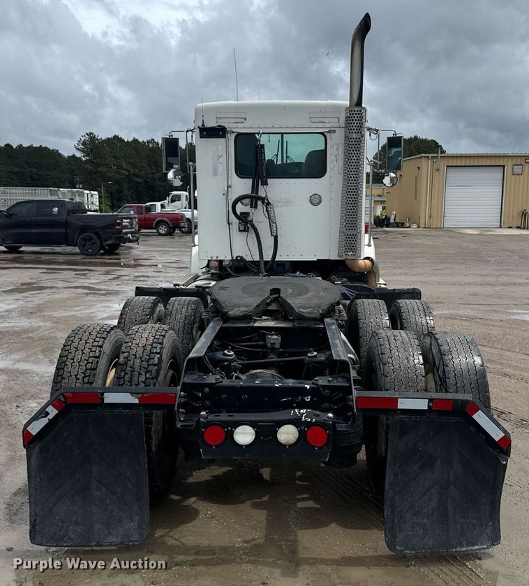 image for item DW1957 2013 Kenworth T800 semi truck