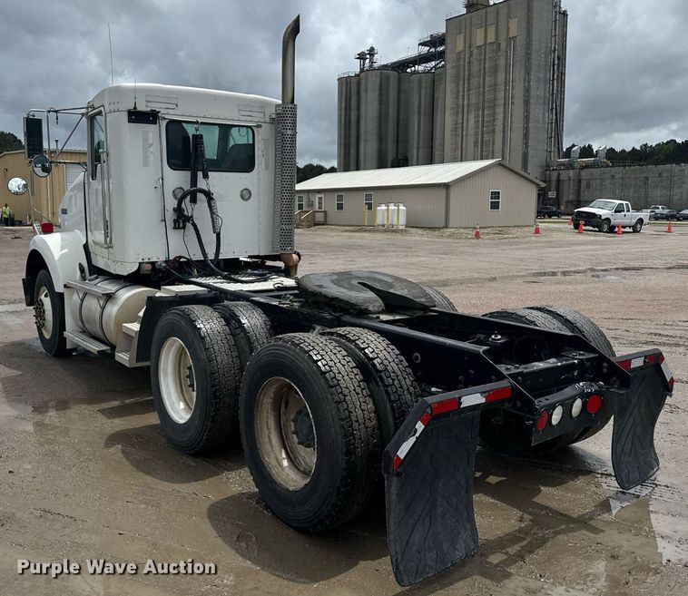 image for item DW1957 2013 Kenworth T800 semi truck