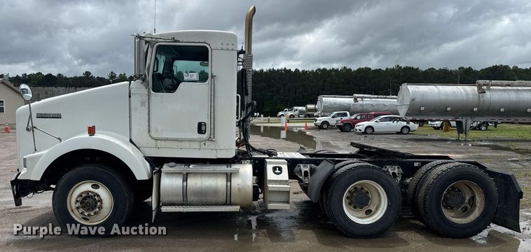 image for item DW1957 2013 Kenworth T800 semi truck