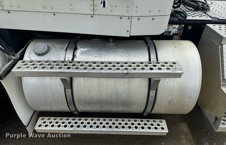 image for item DW1957 2013 Kenworth T800 semi truck