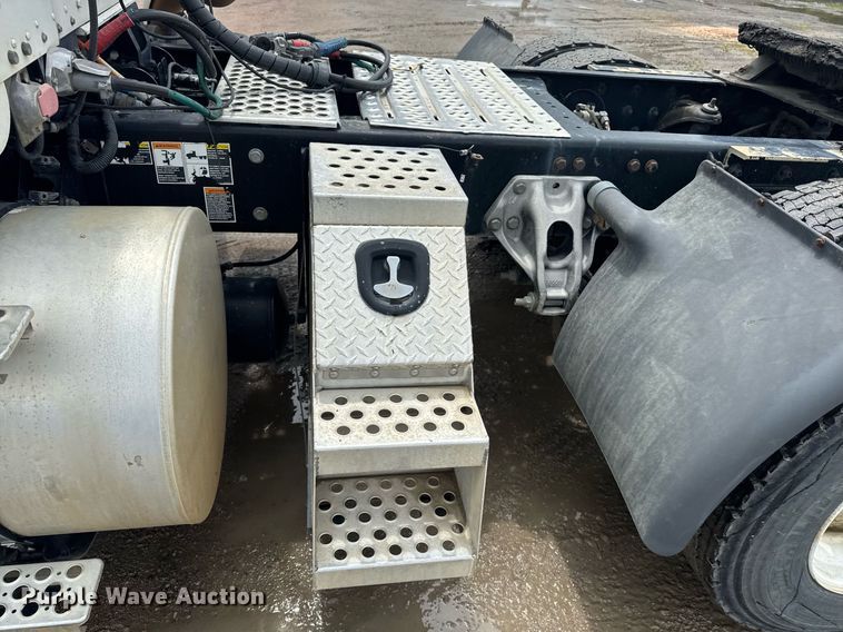 image for item DW1957 2013 Kenworth T800 semi truck