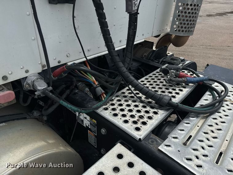 image for item DW1957 2013 Kenworth T800 semi truck