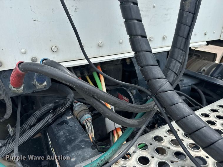 image for item DW1957 2013 Kenworth T800 semi truck