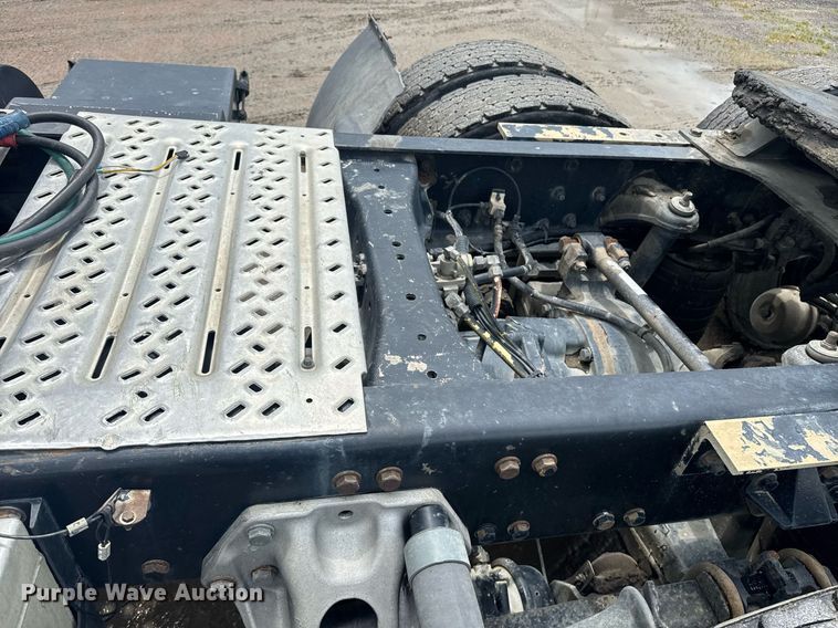 image for item DW1957 2013 Kenworth T800 semi truck