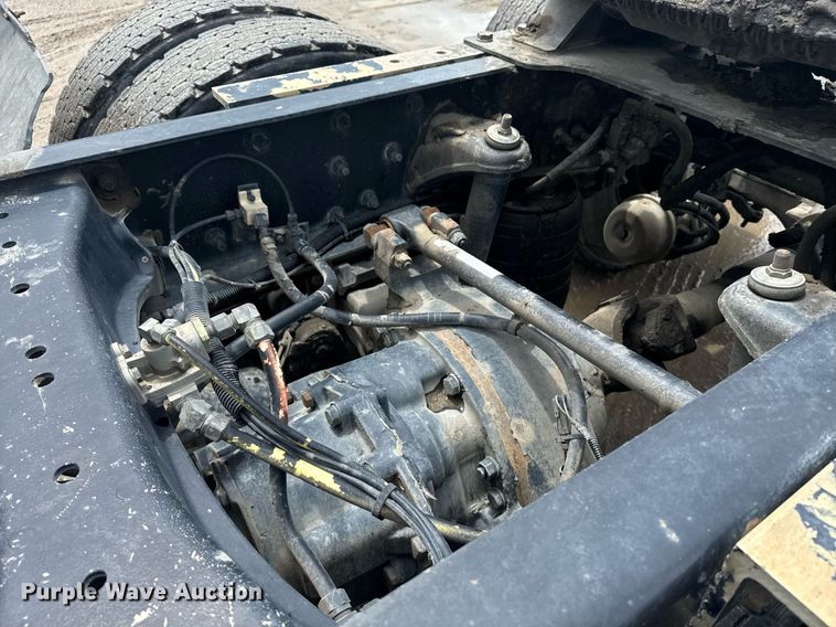 image for item DW1957 2013 Kenworth T800 semi truck