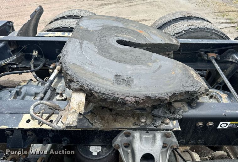 image for item DW1957 2013 Kenworth T800 semi truck