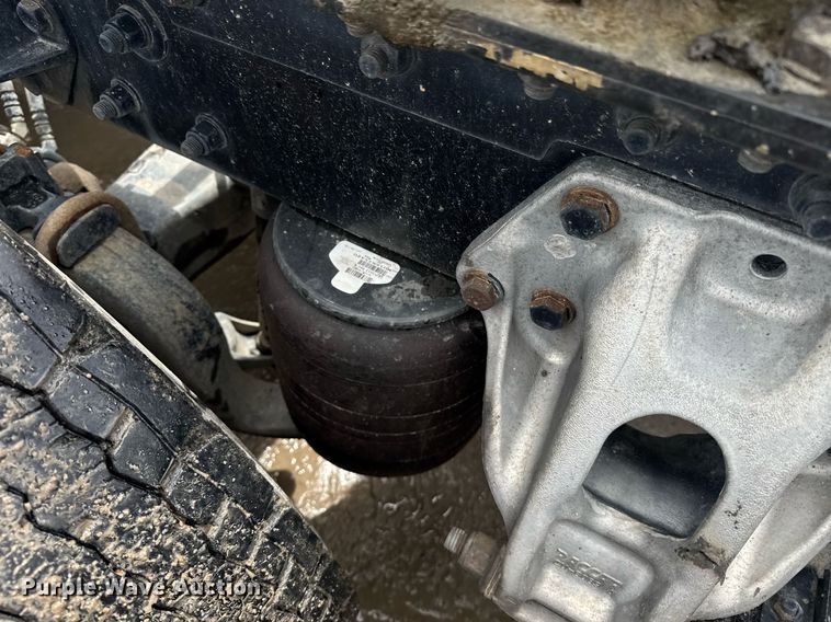 image for item DW1957 2013 Kenworth T800 semi truck