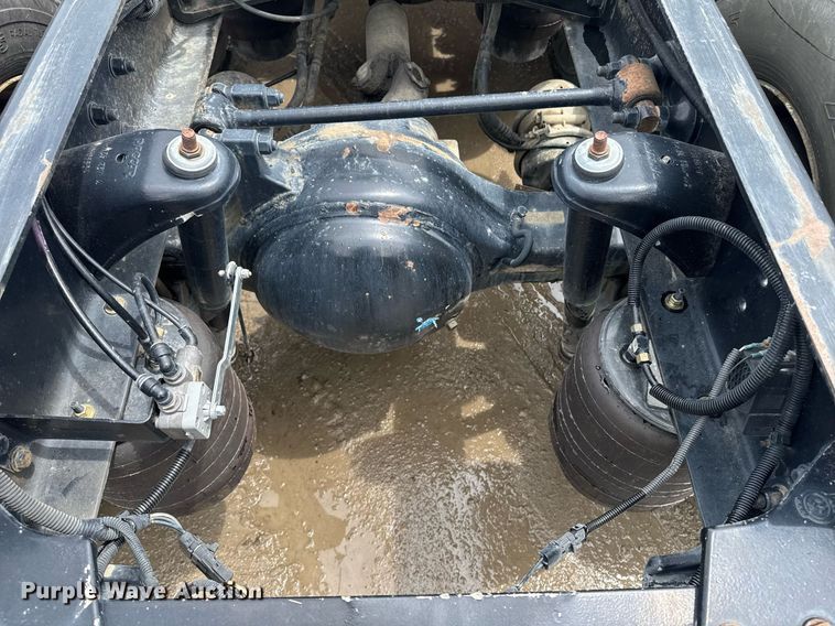 image for item DW1957 2013 Kenworth T800 semi truck