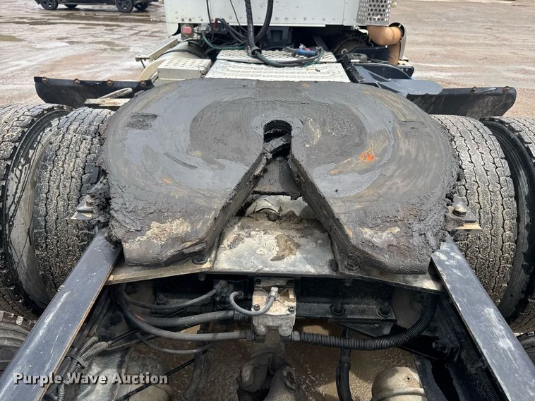 image for item DW1957 2013 Kenworth T800 semi truck