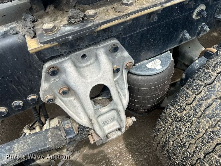 image for item DW1957 2013 Kenworth T800 semi truck