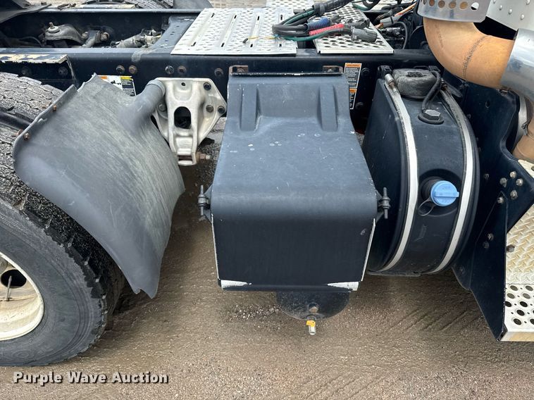 image for item DW1957 2013 Kenworth T800 semi truck