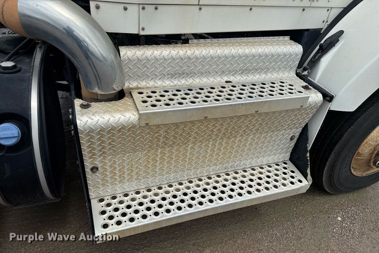 image for item DW1957 2013 Kenworth T800 semi truck