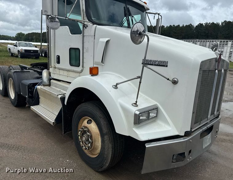 image for item DW1957 2013 Kenworth T800 semi truck
