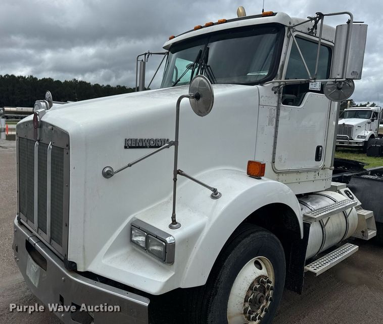 image for item DW1957 2013 Kenworth T800 semi truck