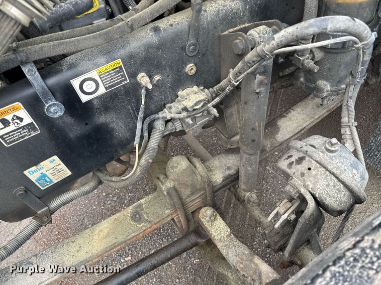 image for item DW1957 2013 Kenworth T800 semi truck