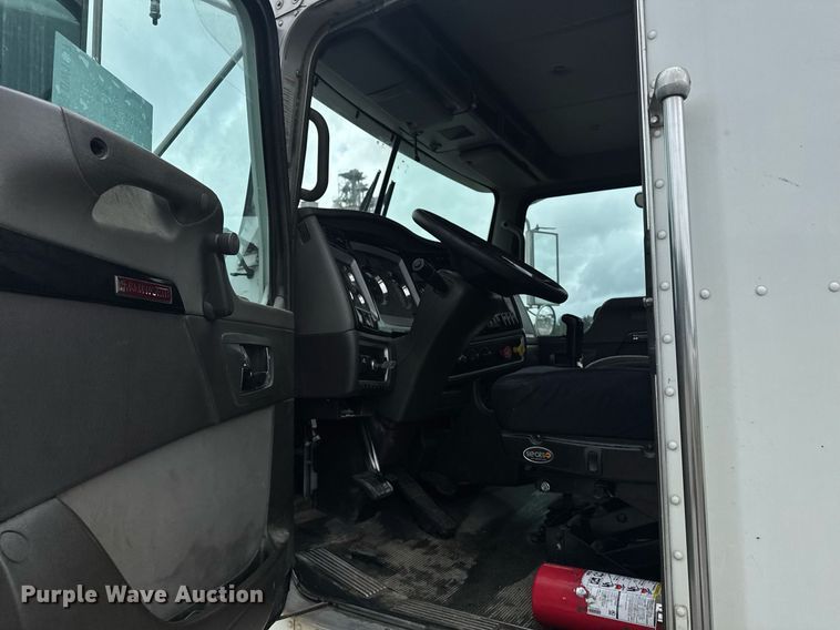 image for item DW1957 2013 Kenworth T800 semi truck