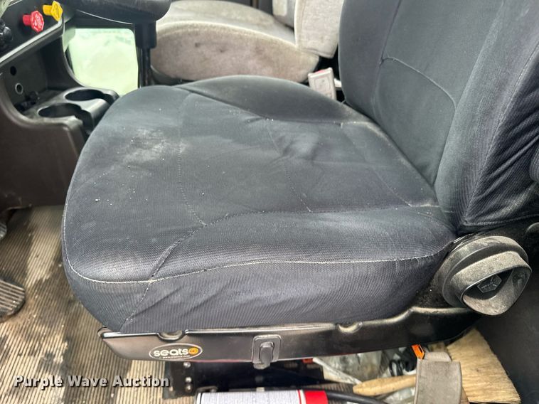 image for item DW1957 2013 Kenworth T800 semi truck