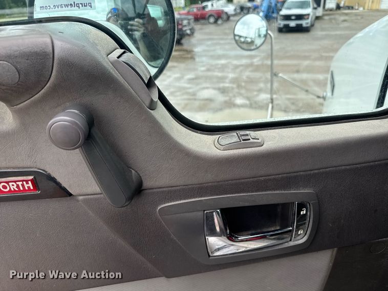 image for item DW1957 2013 Kenworth T800 semi truck