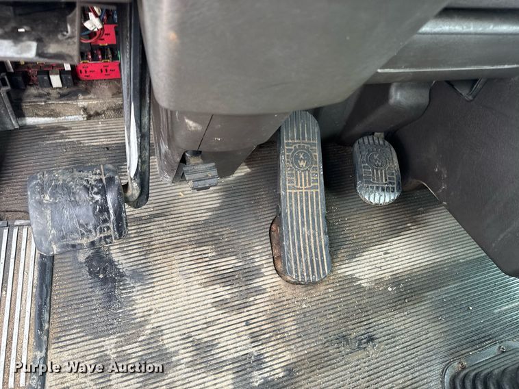 image for item DW1957 2013 Kenworth T800 semi truck