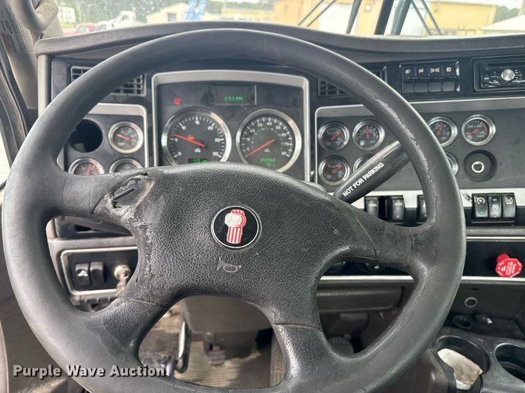 image for item DW1957 2013 Kenworth T800 semi truck