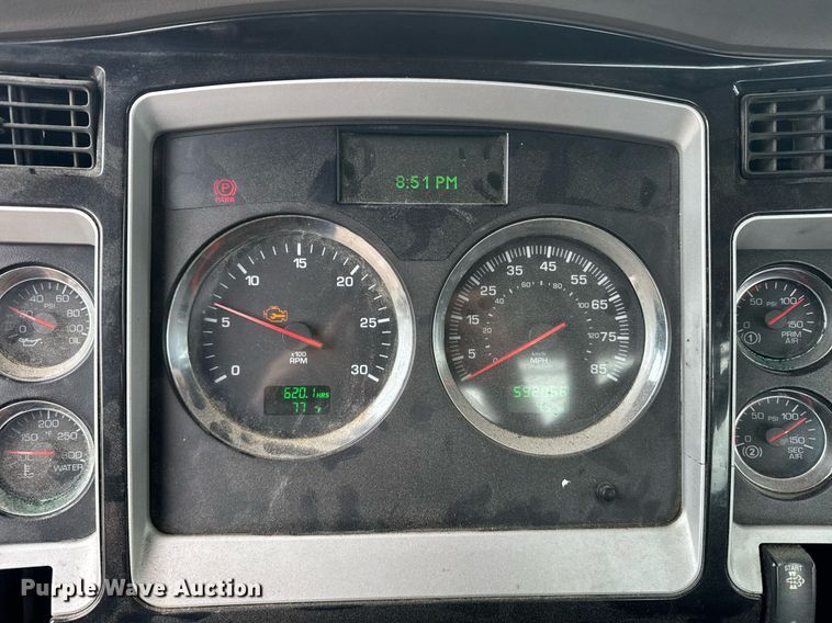 image for item DW1957 2013 Kenworth T800 semi truck