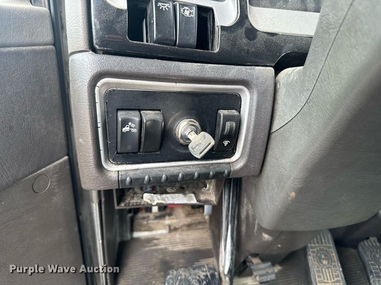 image for item DW1957 2013 Kenworth T800 semi truck