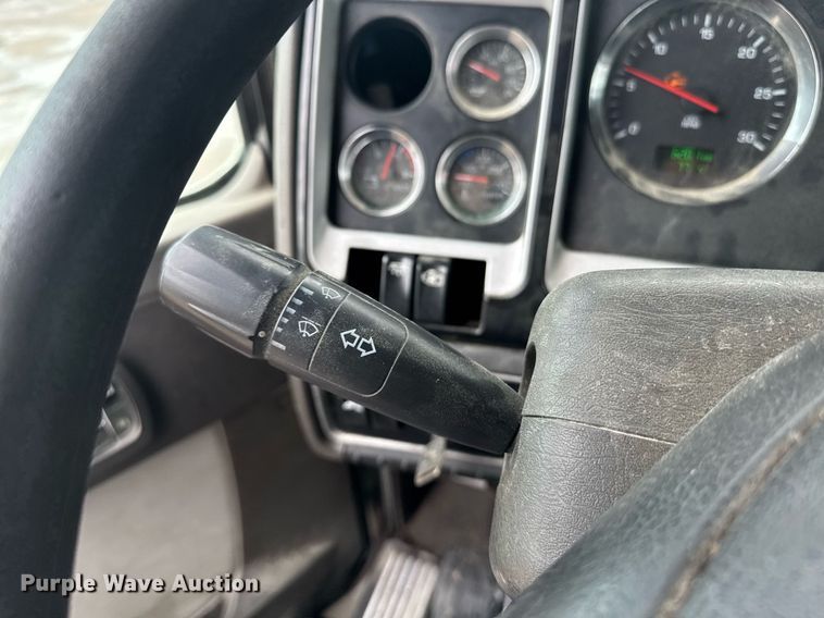 image for item DW1957 2013 Kenworth T800 semi truck