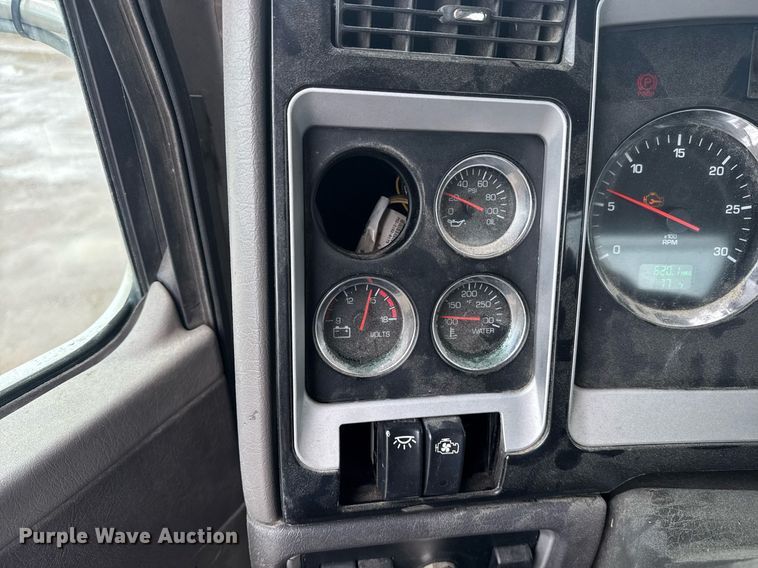 image for item DW1957 2013 Kenworth T800 semi truck