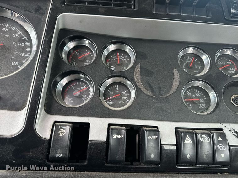 image for item DW1957 2013 Kenworth T800 semi truck