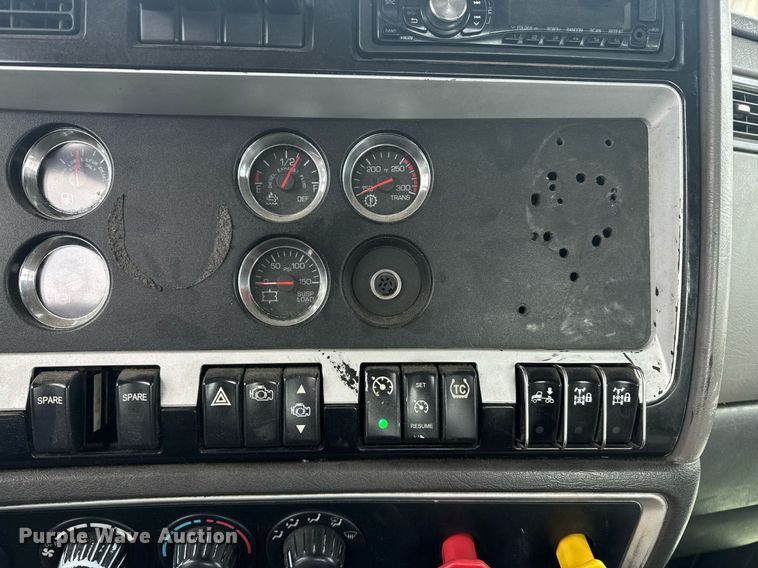 image for item DW1957 2013 Kenworth T800 semi truck