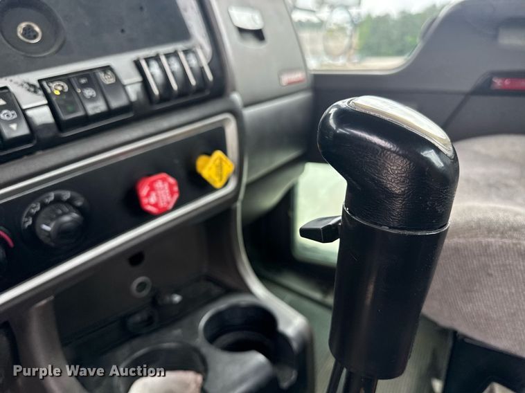 image for item DW1957 2013 Kenworth T800 semi truck