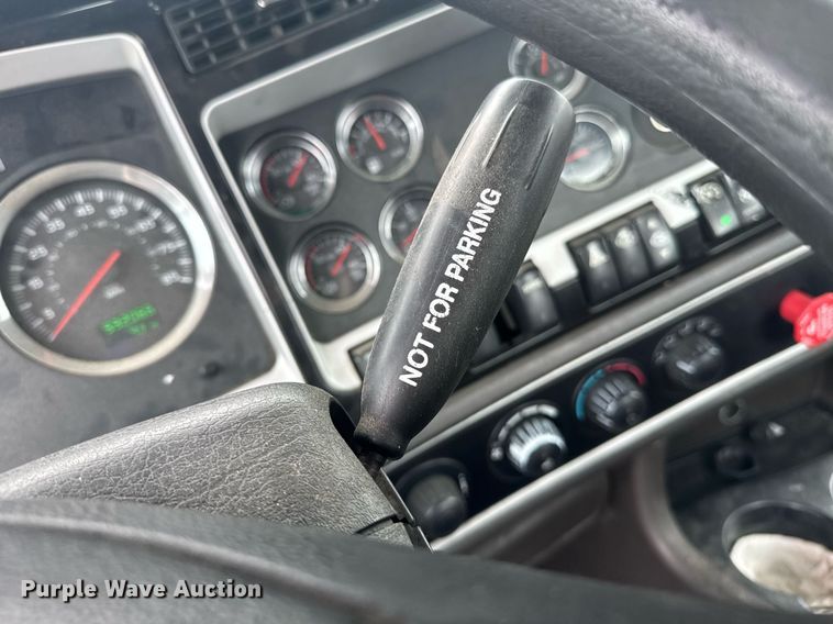 image for item DW1957 2013 Kenworth T800 semi truck