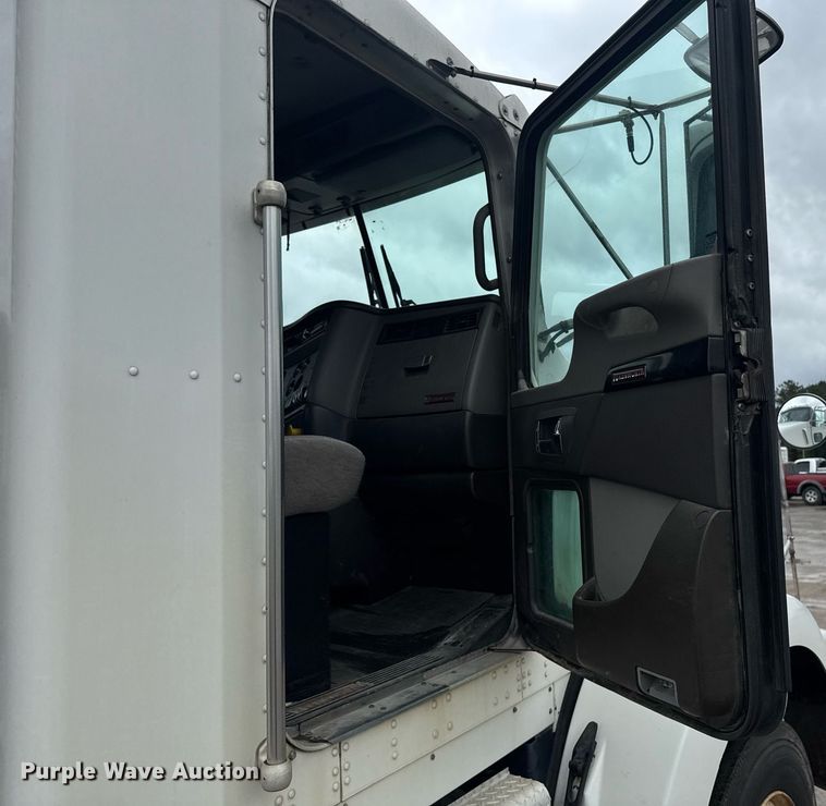 image for item DW1957 2013 Kenworth T800 semi truck