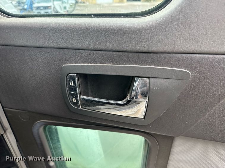 image for item DW1957 2013 Kenworth T800 semi truck