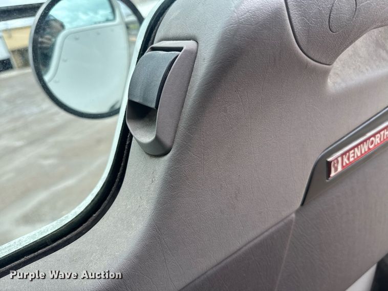 image for item DW1957 2013 Kenworth T800 semi truck