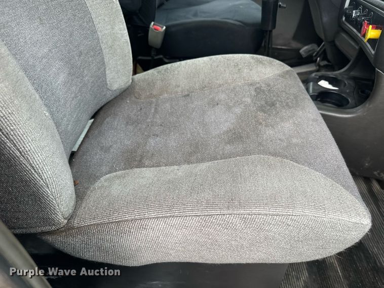 image for item DW1957 2013 Kenworth T800 semi truck