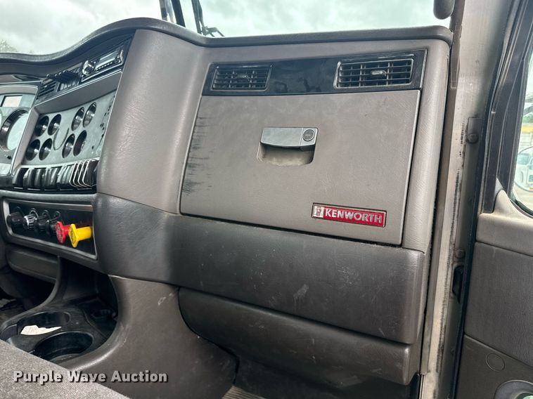 image for item DW1957 2013 Kenworth T800 semi truck
