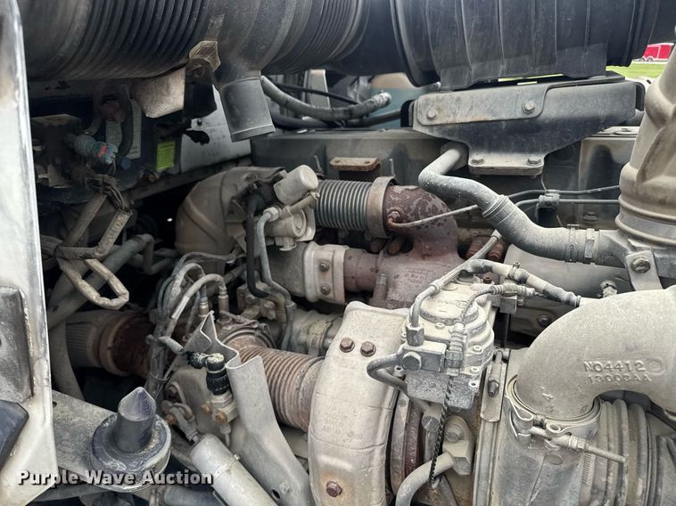 image for item DW1957 2013 Kenworth T800 semi truck