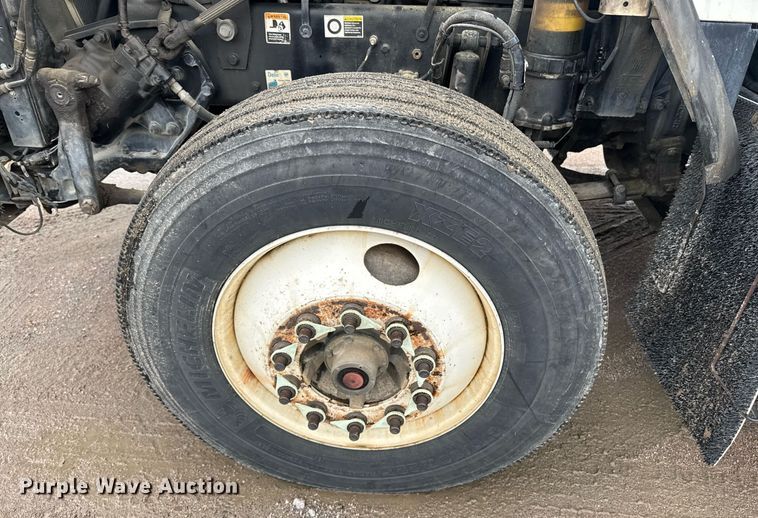 image for item DW1957 2013 Kenworth T800 semi truck