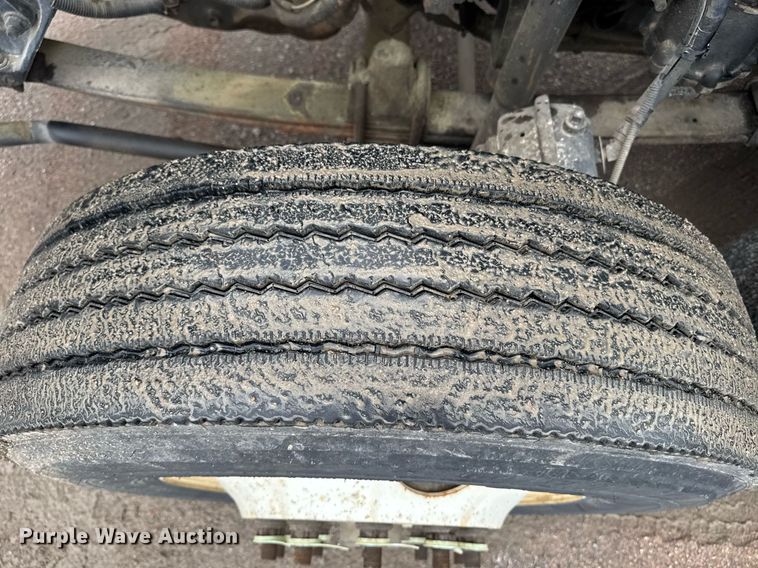 image for item DW1957 2013 Kenworth T800 semi truck