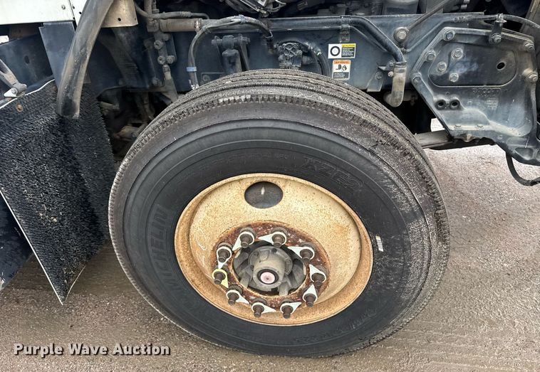 image for item DW1957 2013 Kenworth T800 semi truck