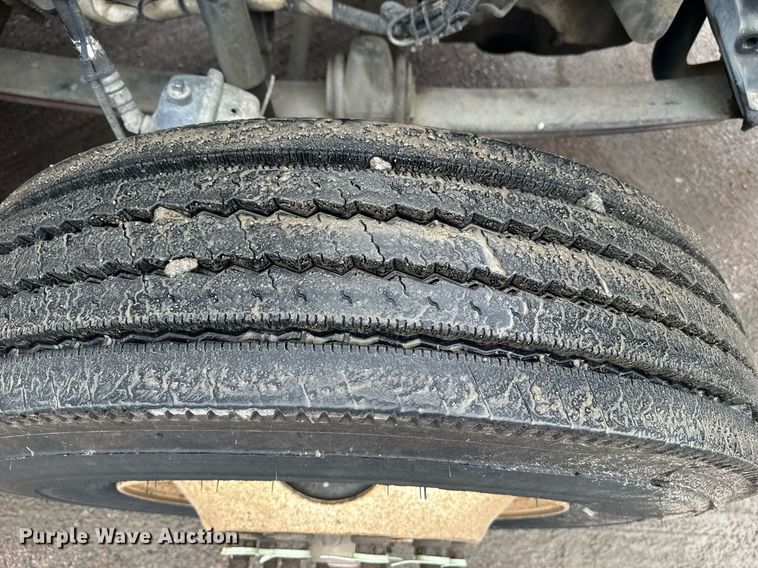 image for item DW1957 2013 Kenworth T800 semi truck