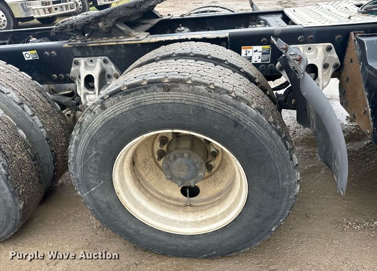 image for item DW1957 2013 Kenworth T800 semi truck