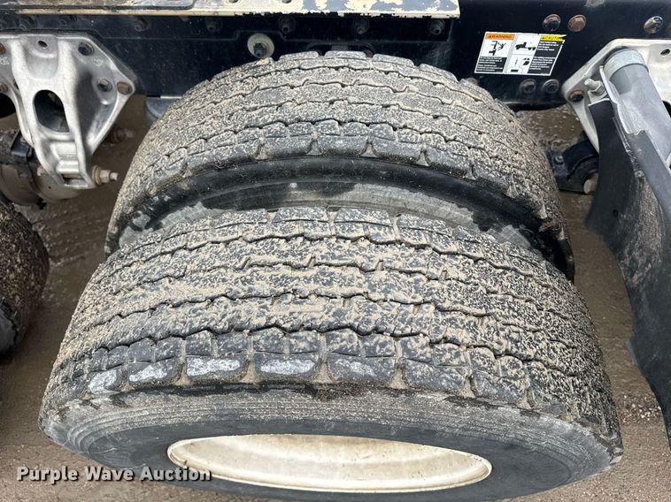 image for item DW1957 2013 Kenworth T800 semi truck