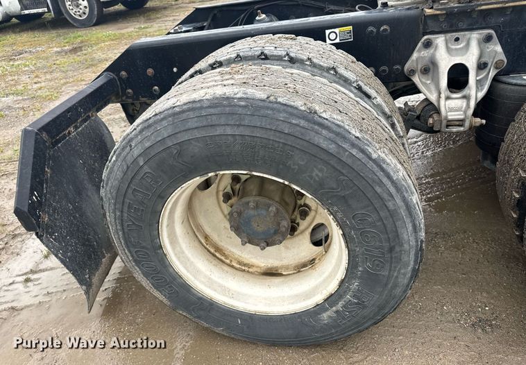 image for item DW1957 2013 Kenworth T800 semi truck