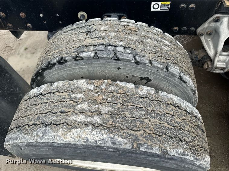 image for item DW1957 2013 Kenworth T800 semi truck