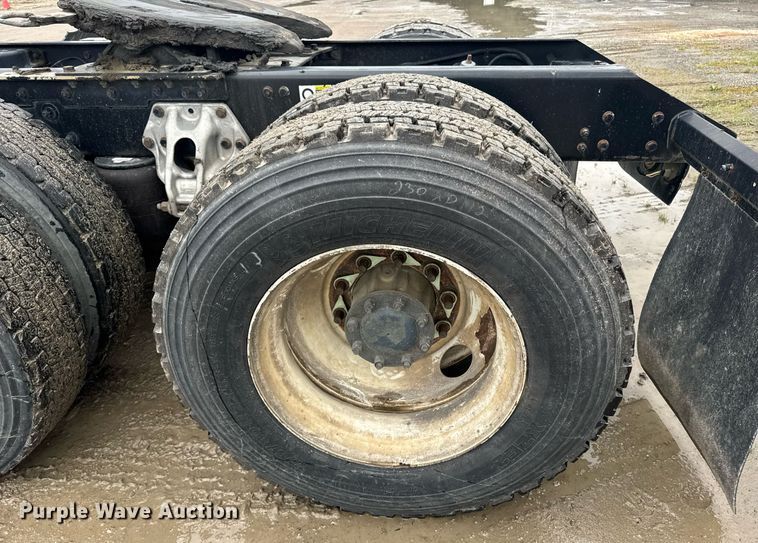 image for item DW1957 2013 Kenworth T800 semi truck